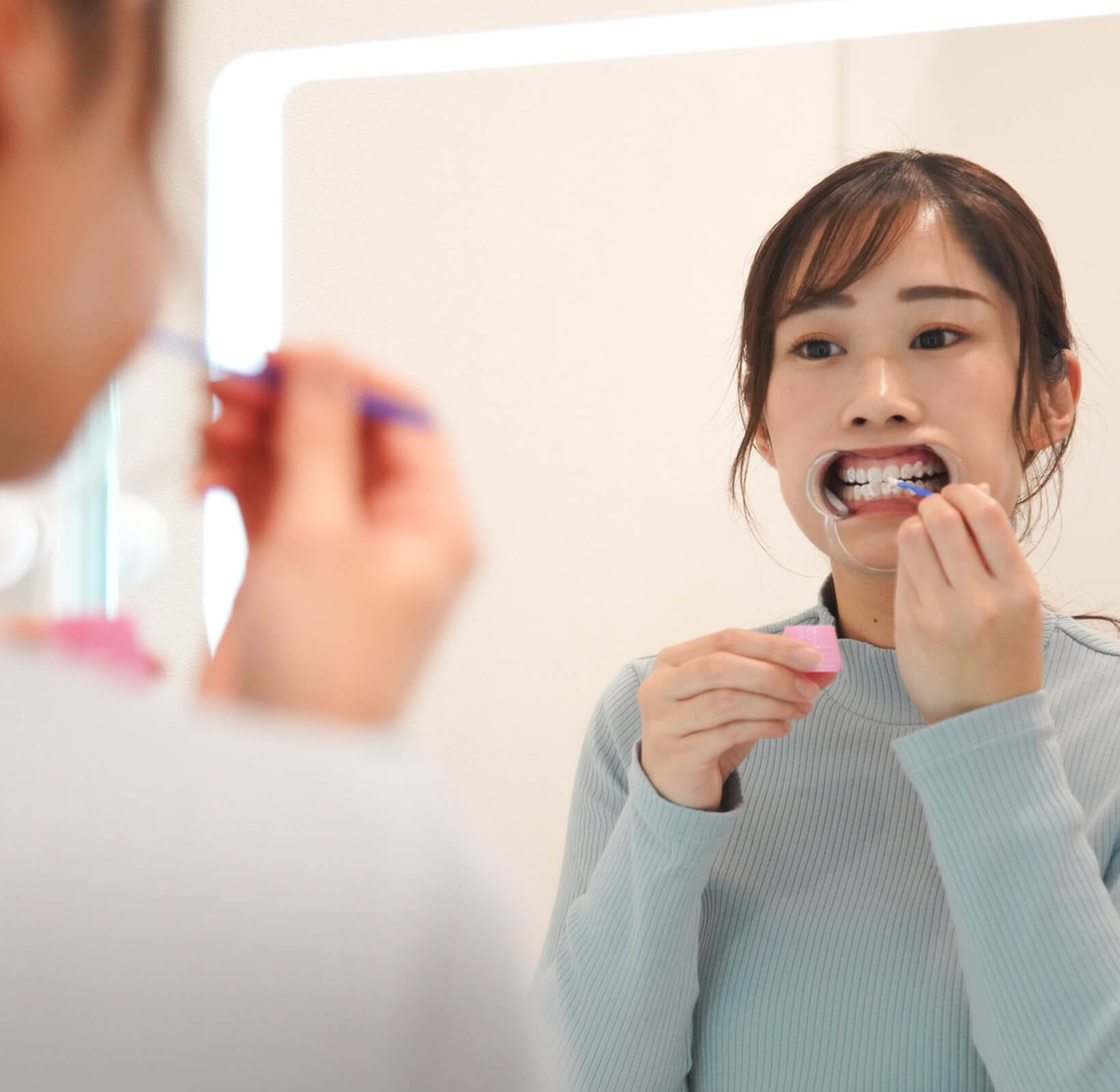 ホワイトニングをする女性の様子